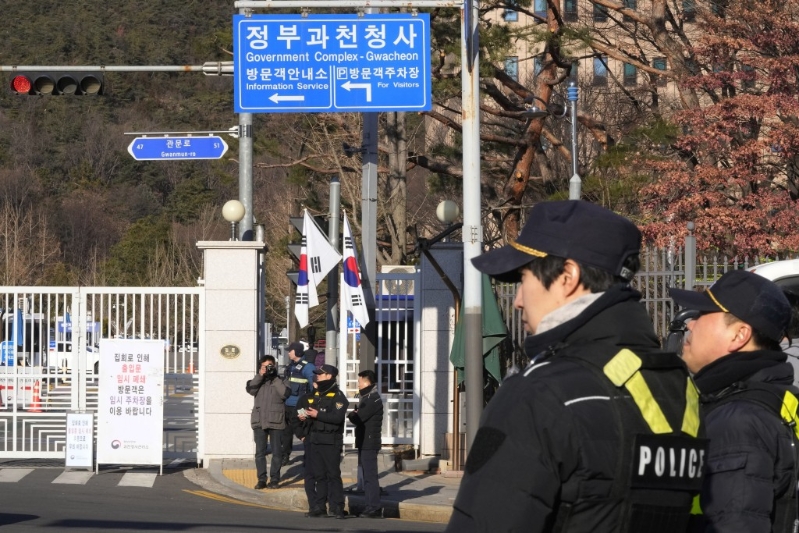 警方在韓國果川市高級官員腐敗調(diào)查辦公室附近待命