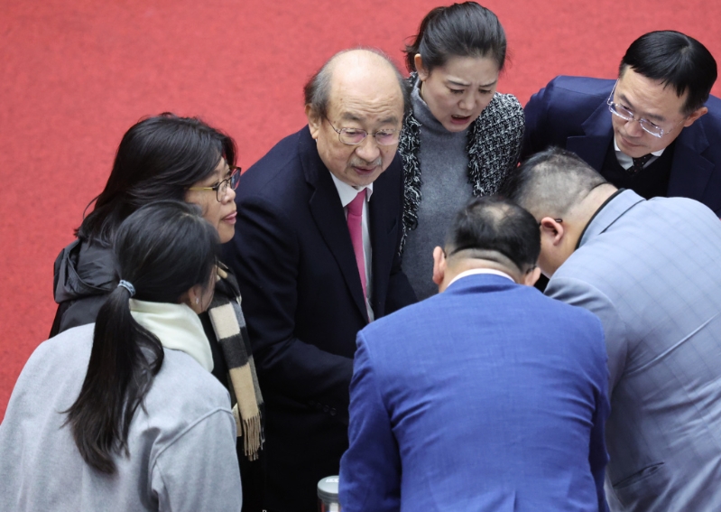 圖為民進(jìn)黨團(tuán)總召柯建銘（中）與黨籍立委討論議事內(nèi)容。