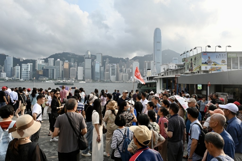 2007年“一簽多行”推出，香港樓市亦大為受惠，價量齊升，中原城市領(lǐng)先指數(shù)CCL由2007年底66.98點，升至2015年最高146.92點。