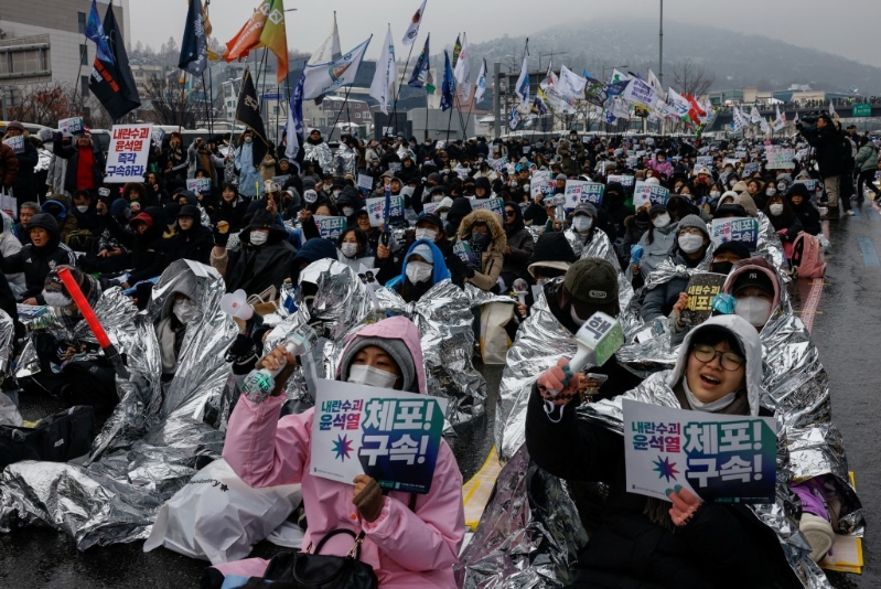 大批民眾冒風(fēng)雪集會(huì)抗議尹錫悅拒捕。 路透社