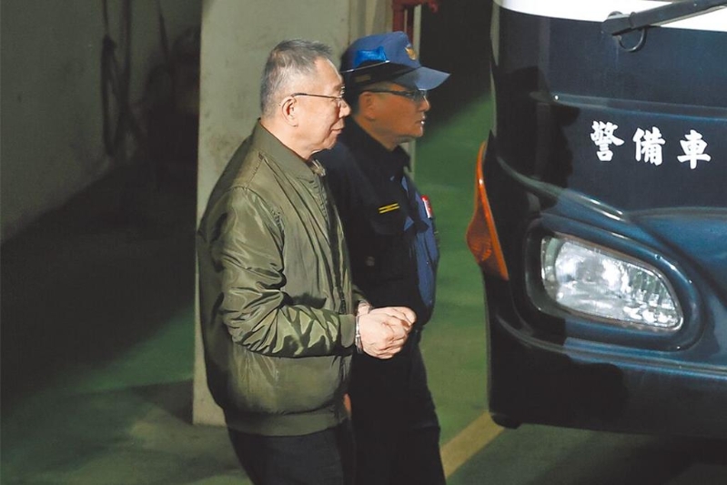 前民眾黨主席柯文哲（左）再被羈押，3日凌晨移送臺(tái)北看守所。