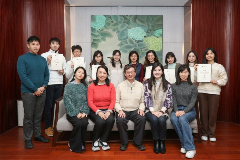 校長李子建教授為先導課程學生頒發(fā)證書
