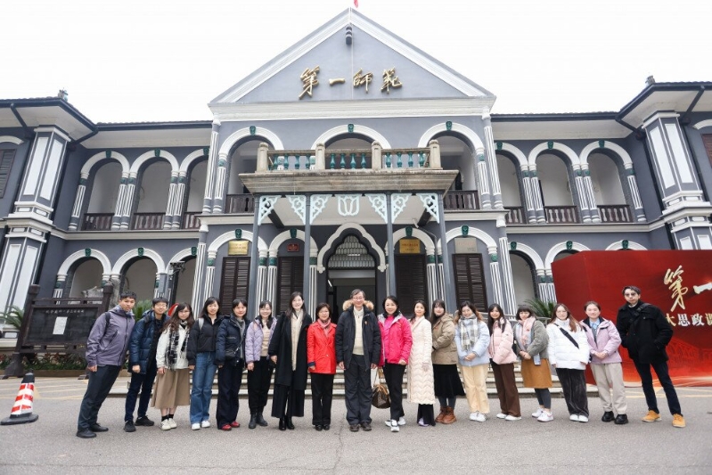 教大校長、教職員與學生在第一師范舊校舍前合照