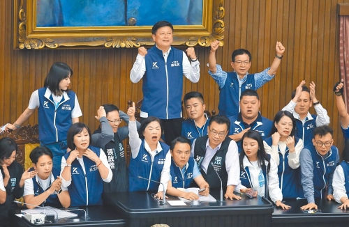 民進黨立法院黨團總召柯建銘喊「雙罷」，國民黨內傳出不能坐以待斃，必須「以罷制罷」。圖為在野黨立委。（本報資料照片）