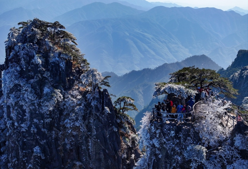 安徽黃山以陡峭山脈、怪石嶙峋聞名。（新華社）
