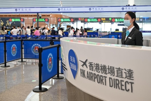 港珠澳大橋珠海公路口岸內(nèi)設(shè)有“經(jīng)珠港飛”前置服務柜枱。