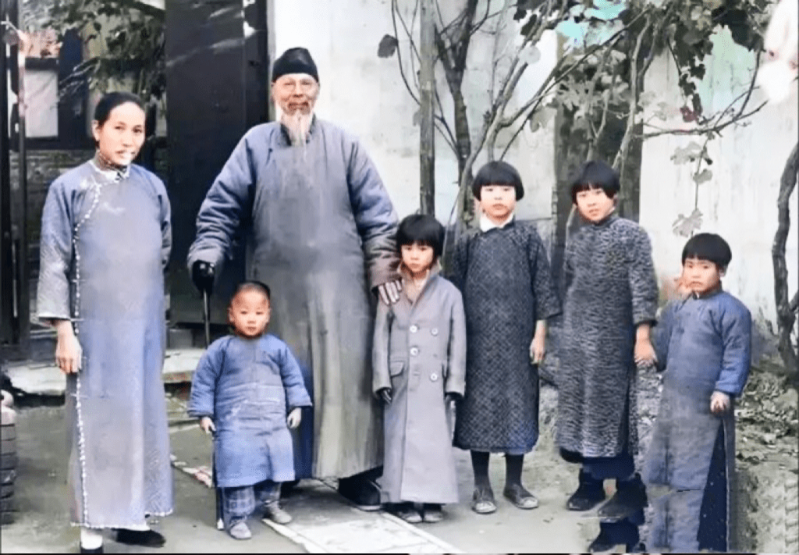 齊白石和妻子兒女在北京的合影，左側(cè)妻子胡寶珠。