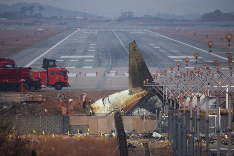 飛機(jī)尾部受撞擊脫落。(路透社)