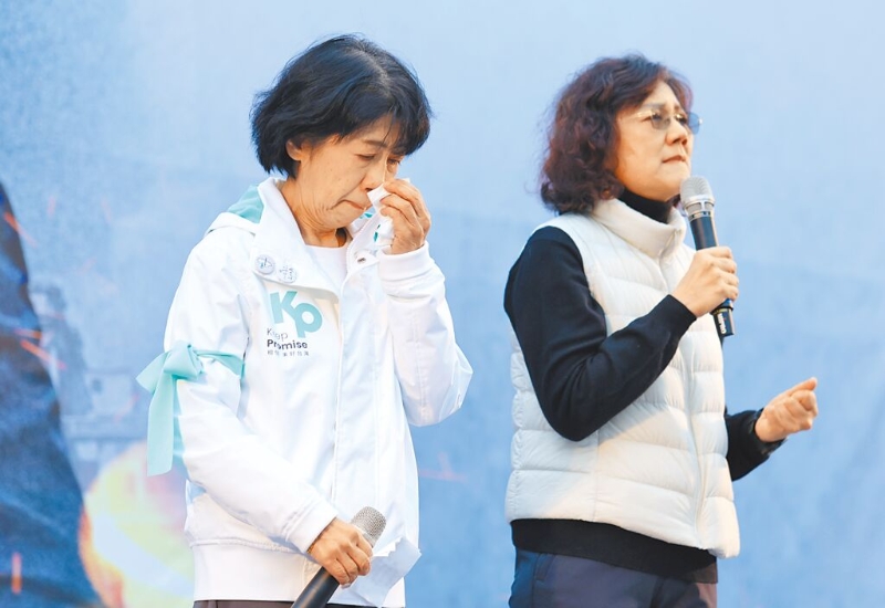 前民眾黨主席柯文哲的夫人陳佩琪（左），在柯妹柯美蘭（右）致詞時數(shù)度落淚。