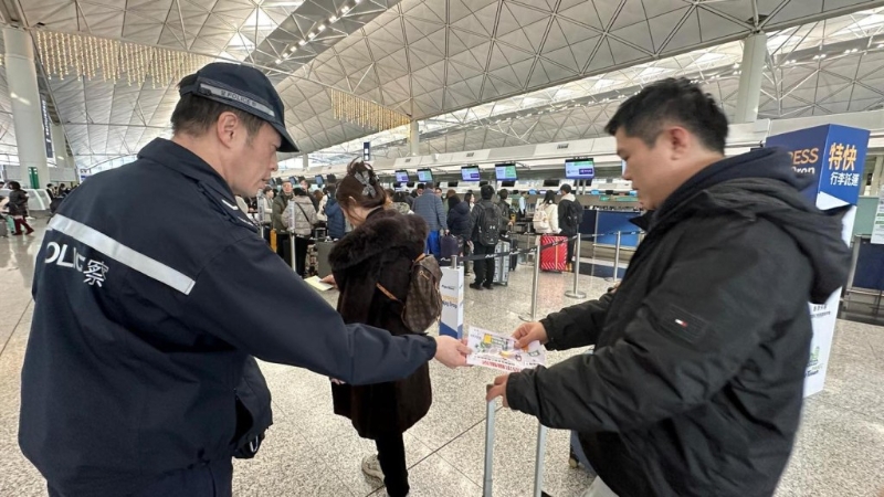 東南亞國(guó)家賣豬仔騙案再現(xiàn)，警方日前聯(lián)同入境處于機(jī)場(chǎng)離港層向出發(fā)往柬埔寨、泰國(guó)等東南亞國(guó)家旅客派防騙傳單，提醒市民提高警惕。 警方fb圖片