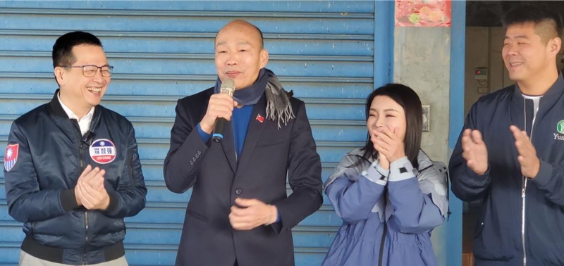 韓國瑜12日出席“立委”羅智強(qiáng)（左一）、張嘉郡（右二）在云林縣東勢鄉(xiāng)舉行的民主學(xué)?；顒臃窒韽恼?jīng)歷，提及他和柯建銘的對話，全場哄堂。