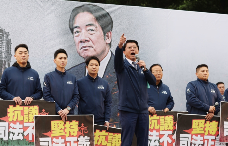 民眾黨11日在自由廣場前舉行“111拒絕綠色威權(quán)，還我司法正義”集會活動。