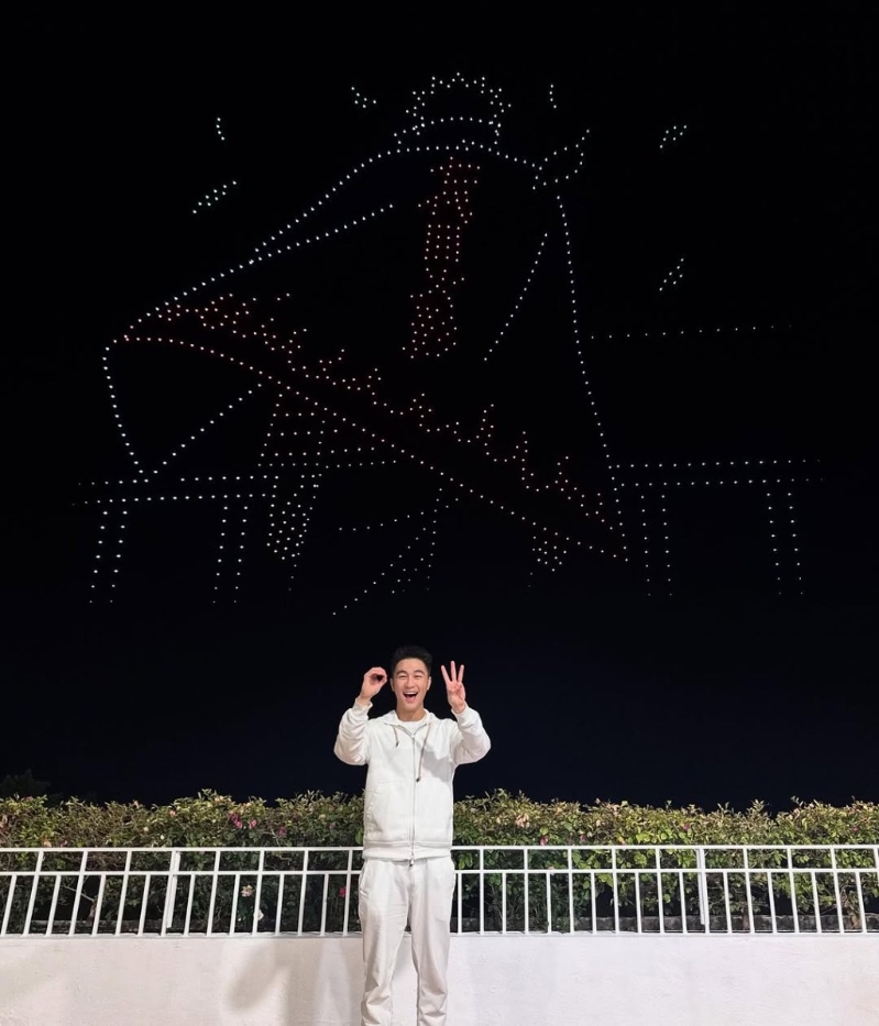 奚夢(mèng)瑤安排無(wú)人機(jī)表演，何猷君開(kāi)心打卡。