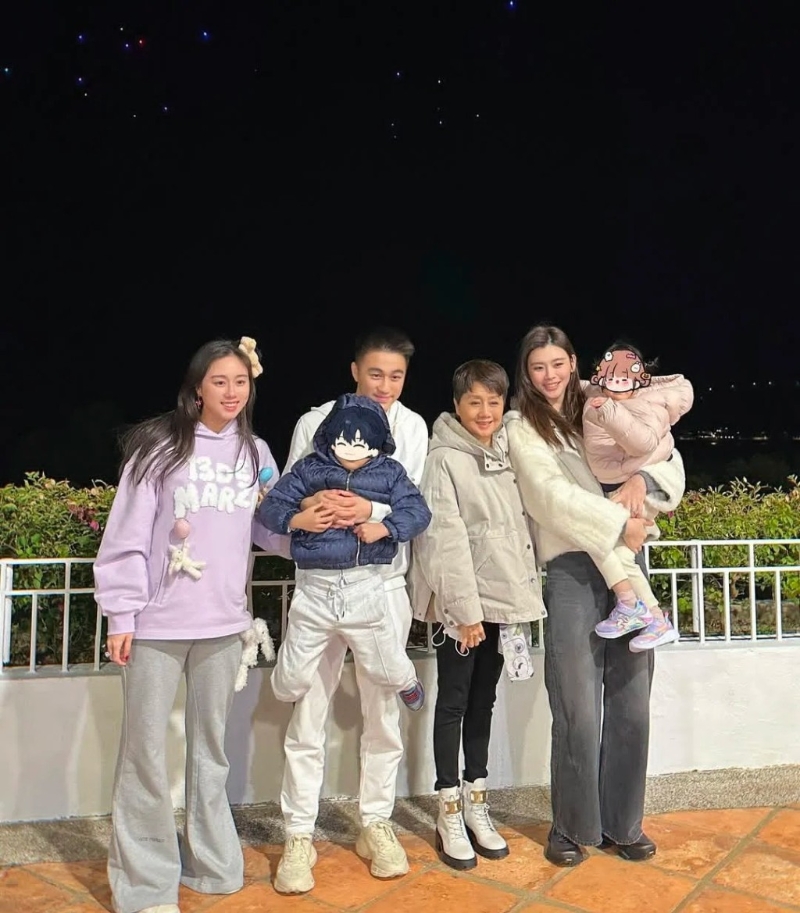 何猷君一家四口，以及媽媽梁安琪和妹妹何超欣。