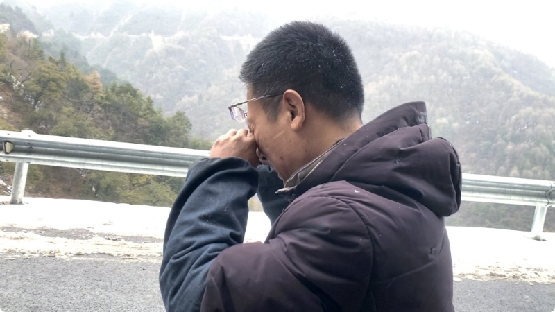 沒(méi)有雪中山路駕駛經(jīng)驗(yàn)的李師傅，被驚險(xiǎn)路況嚇哭。.jpg