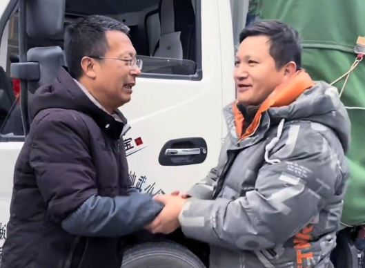 獲救的李師傅向恩人張林聰?shù)乐x.jpg