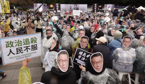 民眾黨11日在自由廣場前舉行“111拒絕綠色威權(quán)，還我司法正義”集會活動，出席民眾戴起柯文哲面具要求釋放柯，并抗議政治追殺。