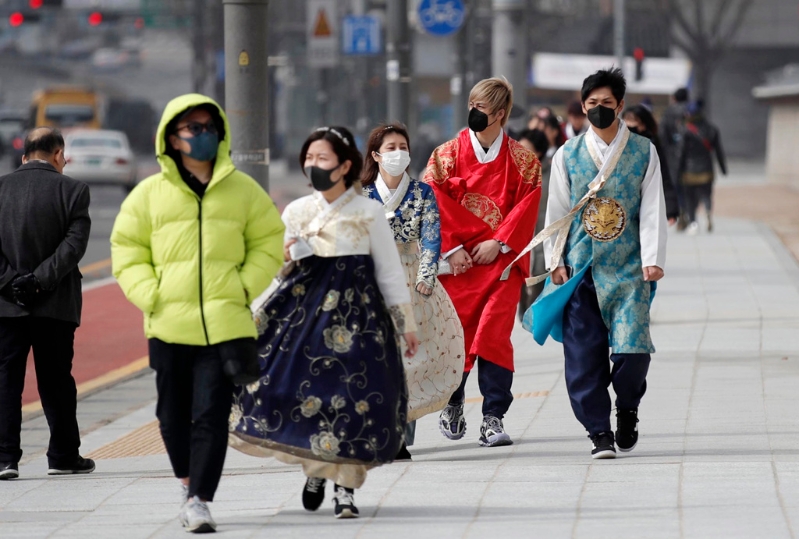 韓國流感疫情爆發(fā)，肺炎死者激增，當?shù)匾延袣泝x館、火葬場爆滿情形。.jpg
