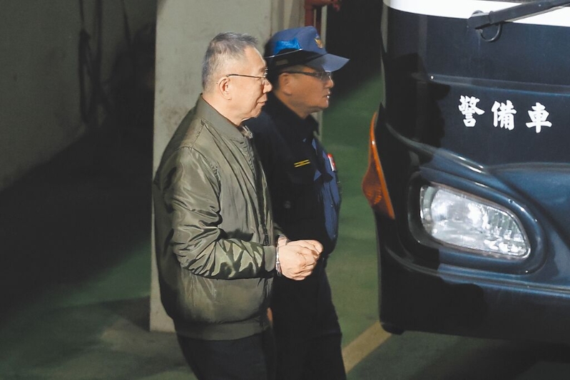 柯文哲（左）