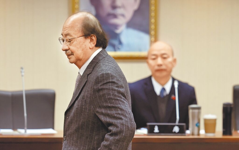 民進黨大罷免聲量并未因賴清德踩煞車而停止，今（15）日將串聯(lián)公布全國大罷免民調(diào)。圖為民進黨立法院黨團總召柯建銘（左）日前表示，罷免立法院長韓國瑜（右）是民進黨最基本原則。（本報資料照片）