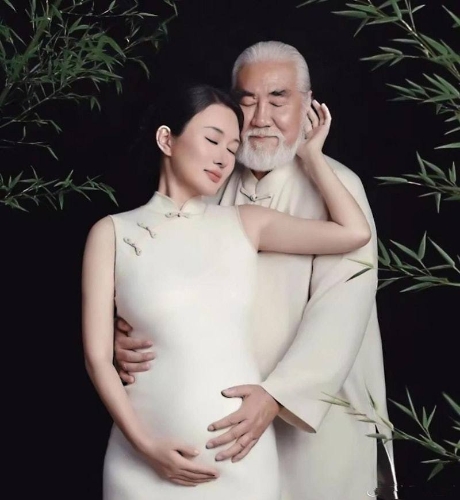 張紀(jì)中爆出「爺孫戀」曾轟動(dòng)一時(shí)。
