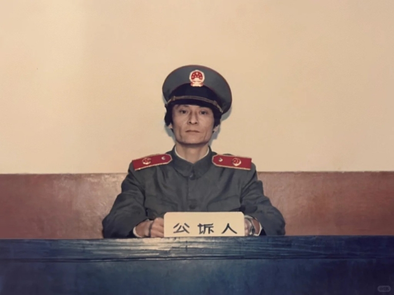 其父曾任職于公安局和檢查院，更曾在法院任職審判長(zhǎng)法官。