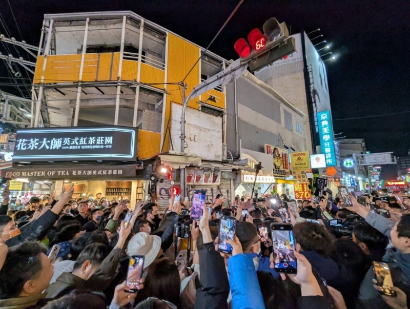 黃仁勛到訪臺(tái)中逢甲夜市，現(xiàn)場(chǎng)熱情群眾紛紛高舉手機(jī)搶拍黃仁勛。中央社圖片