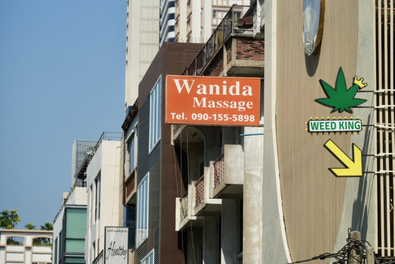 曼谷市中心的泰式按摩店一帶，據(jù)觀察不少店內(nèi)也很「旺場」。