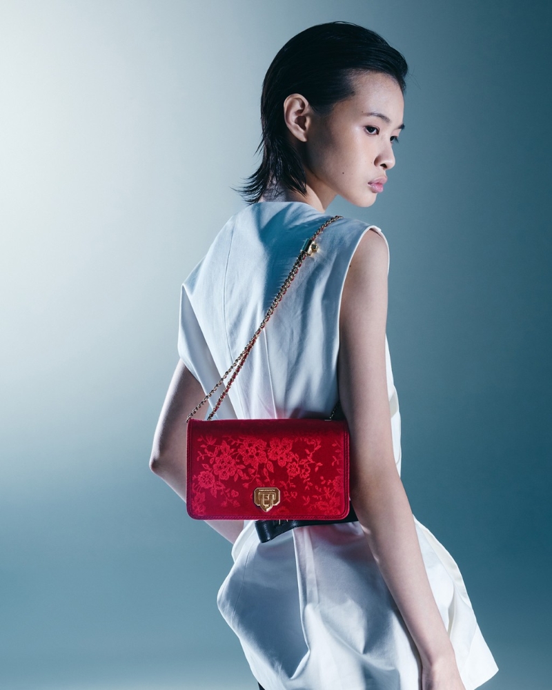 紅色提花迷你Chain Bag， 配襯白色上衣，色彩視覺(jué)對(duì)比 更強(qiáng)烈。