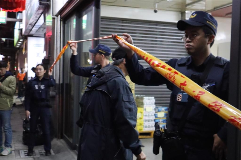 警方在被黑幫闖入開槍殺人的飲料批發(fā)店調(diào)查?！≈袝r