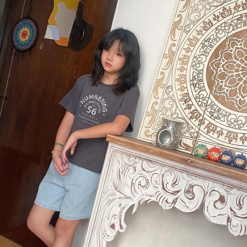 大女Hannah眼大大，五官精致。