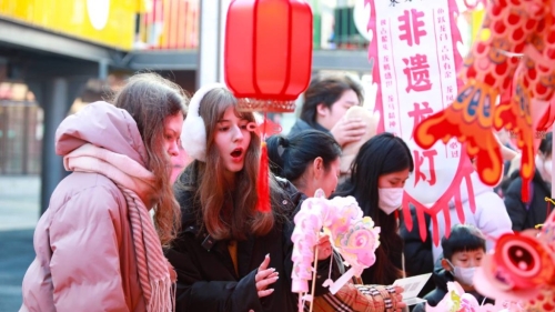 大量外國(guó)游客到中國(guó)體驗(yàn)農(nóng)歷新年氣氛。 新華社