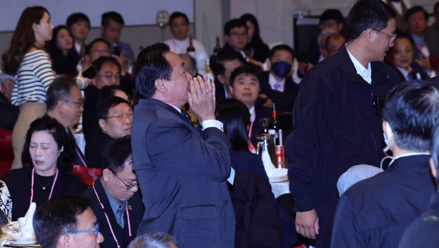 葉永松當(dāng)眾向賴清德喊話，要求賴勿搞勞民傷財?shù)牧T免。