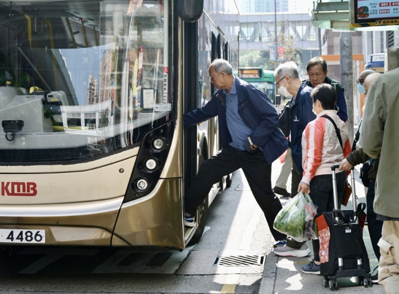 至于2元乘車優(yōu)惠，他建議政府考慮限制每月使用優(yōu)惠的次數(shù)或設(shè)定每程補貼上限。資料圖片