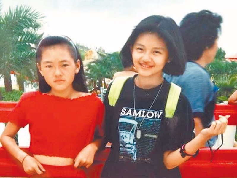 大S（右）和小S幼時的舊照。（圖／翻攝自大S 微博）