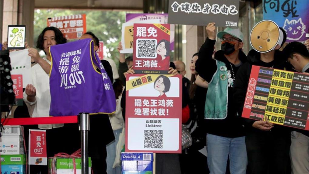 圖為全臺罷免團體3日前往“中選會”遞交罷免選區(qū)“立委”提議連署書。