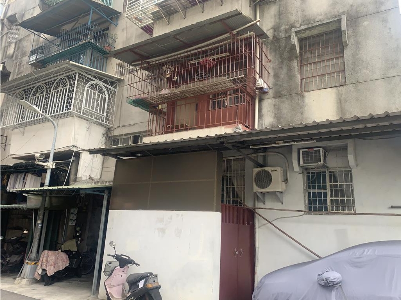 涉嫌殺人分尸的老翁張介宗住在高雄市前鎮(zhèn)區(qū)一棟老舊公寓的二樓，紅色的陽臺(tái)及墻壁非常醒目。