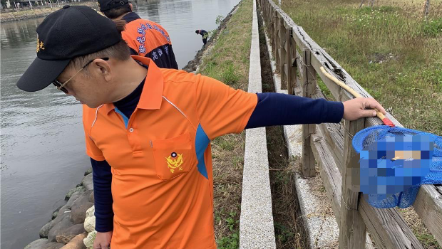 張介宗殺人分尸案警方今日進行尸塊打撈，今日上午在前鎮(zhèn)運河撈獲一片疑似皮膚。