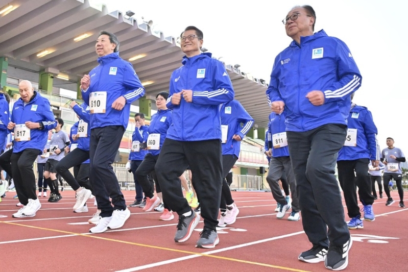 陳茂波今早出席渣打香港馬拉松其中一場賽事的開跑禮和頒獎禮。陳茂波網(wǎng)志