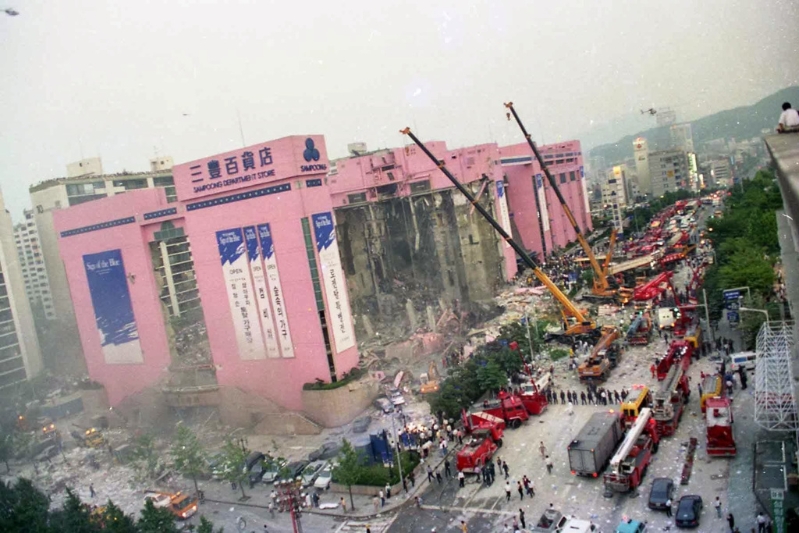 三豐百貨公司1995年在多重原因下倒塌，釀502人死亡，是史上最慘重的百貨公司事故。取自wiki百科.jpg