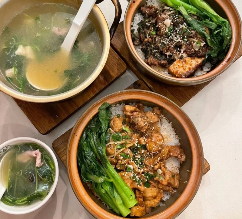 2. 香港廟街煲仔飯 紫蘇牛肉拼豉汁魚腩煲仔飯，和蝦醬花肉拼滑雞煲仔飯。（圖片來源：立志瘦到110@小紅書）