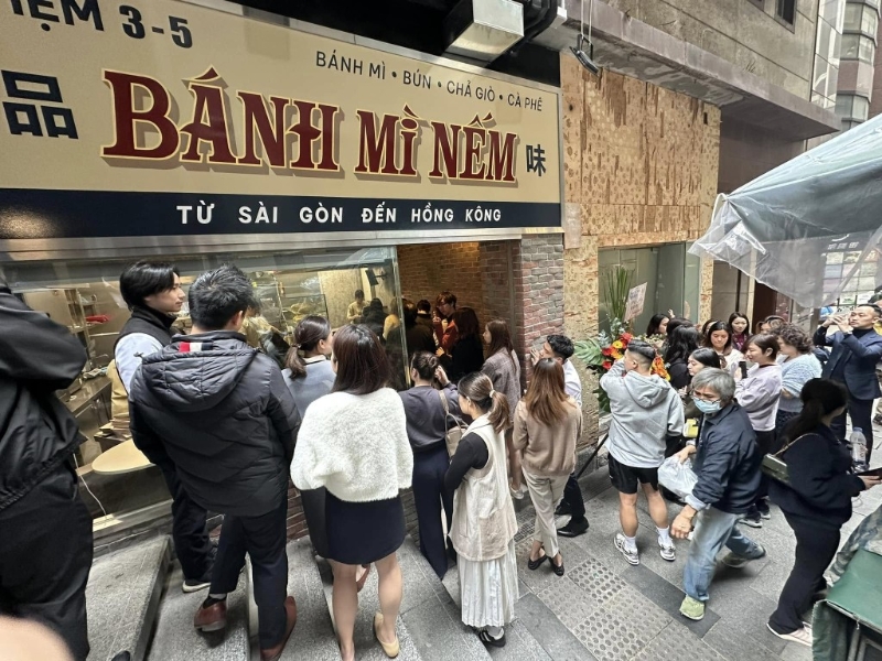 「品味Bánh MiNèm」日前進攻中環(huán)開分店，今日(18日)首日開幕，由越南籍店主KikiPhung上載的圖片可見，剛開店門外已出現(xiàn)人龍。(圖片來源：FB @Kiki Phung)