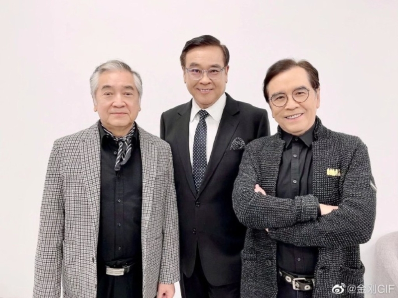 秦沛（左）、姜大衛(wèi)（右）與導(dǎo)演爾冬升是圈中有名的三兄弟，姜家更是圈中有名的演藝世家。