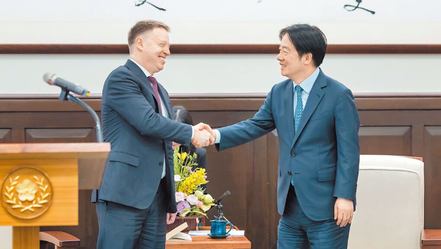 賴清德(右)17日接見美國前白宮副國安顧問博明(左)