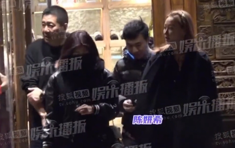 陳妍希二度被拍，穿同一件外套。（圖／翻攝自微博）