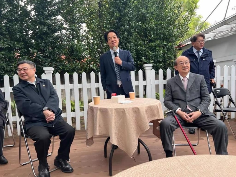 總統(tǒng)賴清德23日邀請黨籍立委到官邸舉行烤肉趴，與行政院長卓榮泰(左起)、民進黨立院黨團總召柯建銘、總統(tǒng)府秘書長潘孟安合影。（摘自立委林岱樺臉書）