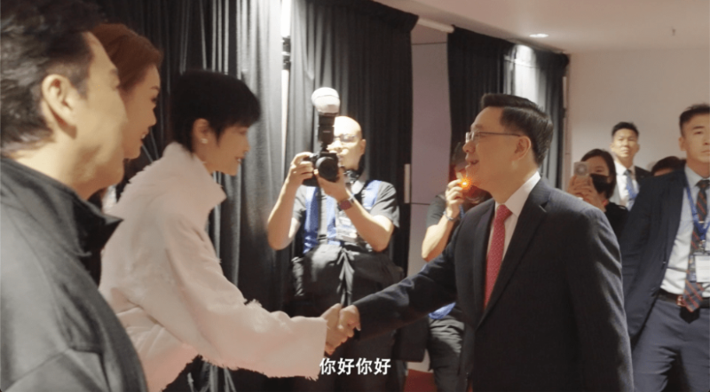 李家超與李宇春握手。 （FB：李家超 John KC Lee 片段截圖）