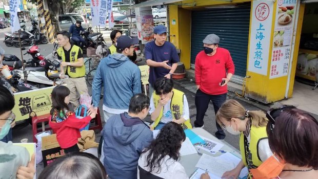 “地動(dòng)刪瑤”召集人賴苡任表示，1日連署罷免吳思瑤，他明顯感受到民眾對(duì)民進(jìn)黨的憤怒，邊寫邊罵的情況比過去還多。