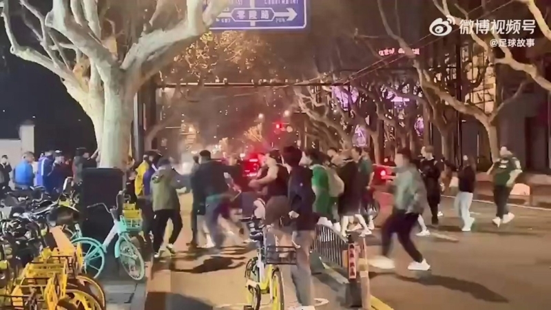 兩派球迷在街頭口角推撞。