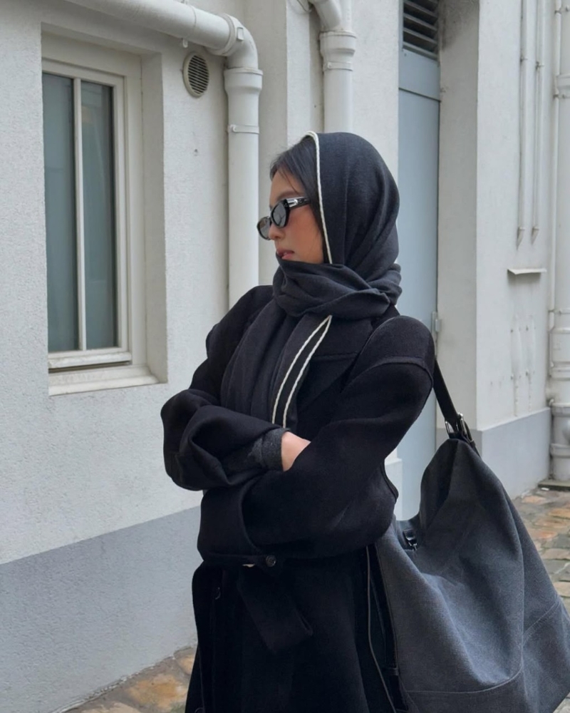 BLACKPINK Jennie以大型號深灰色水桶袋，配搭黑色大衣，營造深淺色視效。（圖片來源：IG@jennierubyjane）